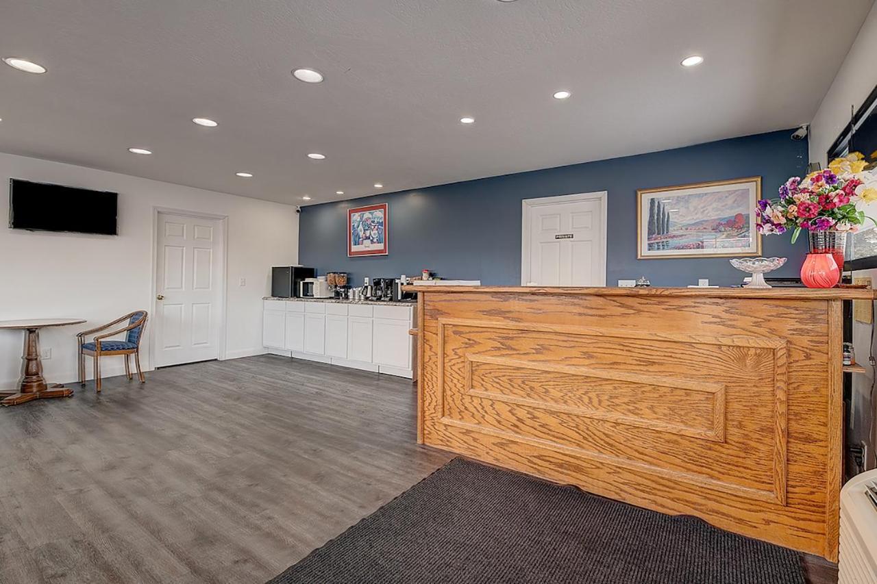 Travelodge By Wyndham Spirit Lake/Okoboji Exterior photo
