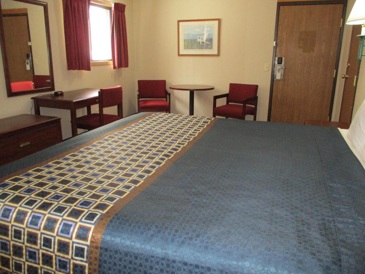 Travelodge By Wyndham Spirit Lake/Okoboji Exterior photo