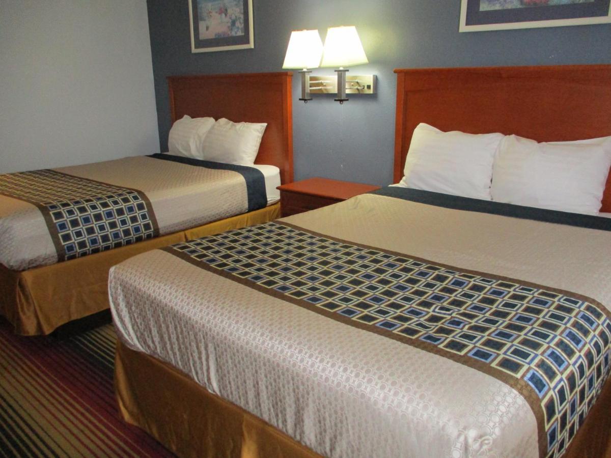 Travelodge By Wyndham Spirit Lake/Okoboji Exterior photo