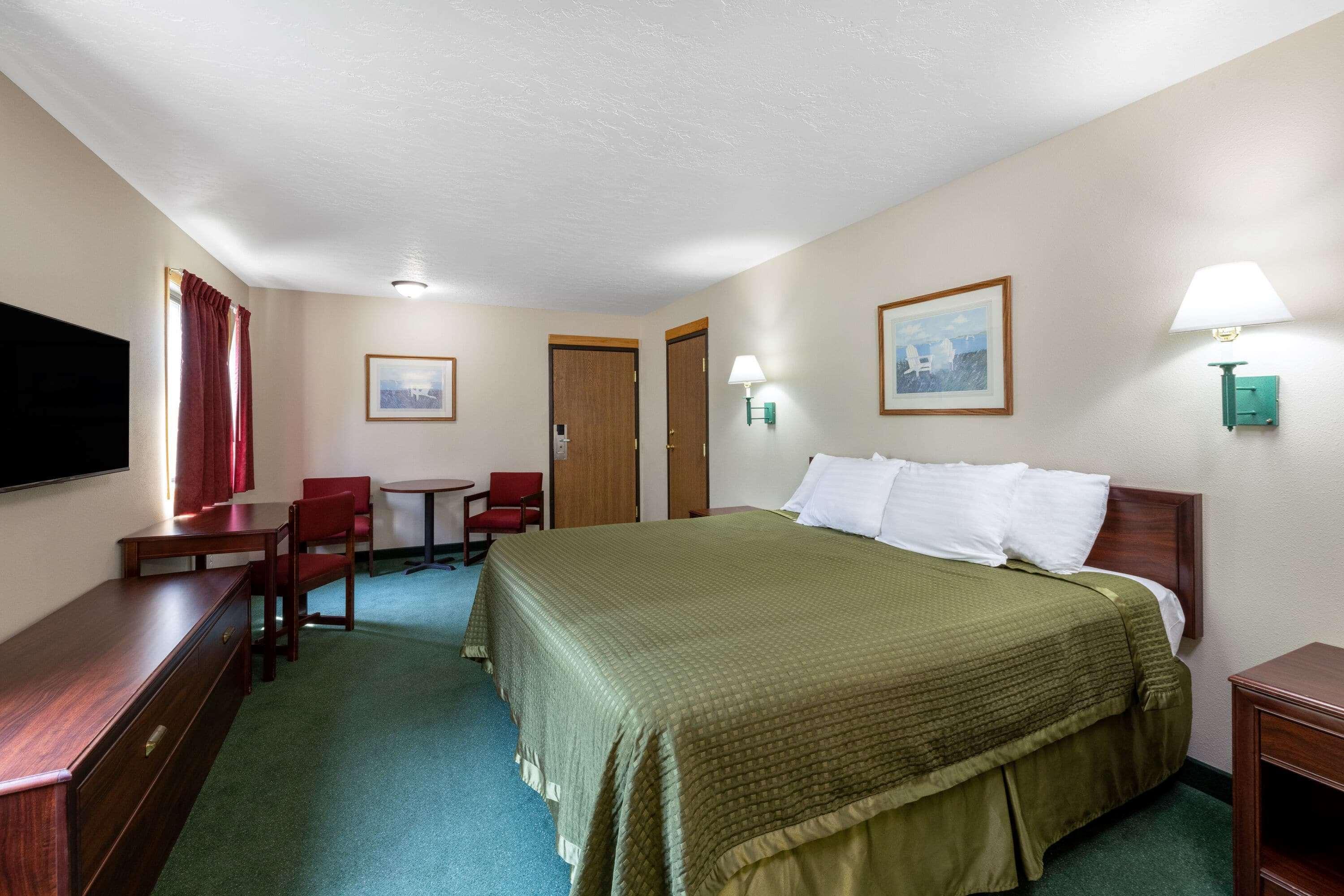 Travelodge By Wyndham Spirit Lake/Okoboji Exterior photo