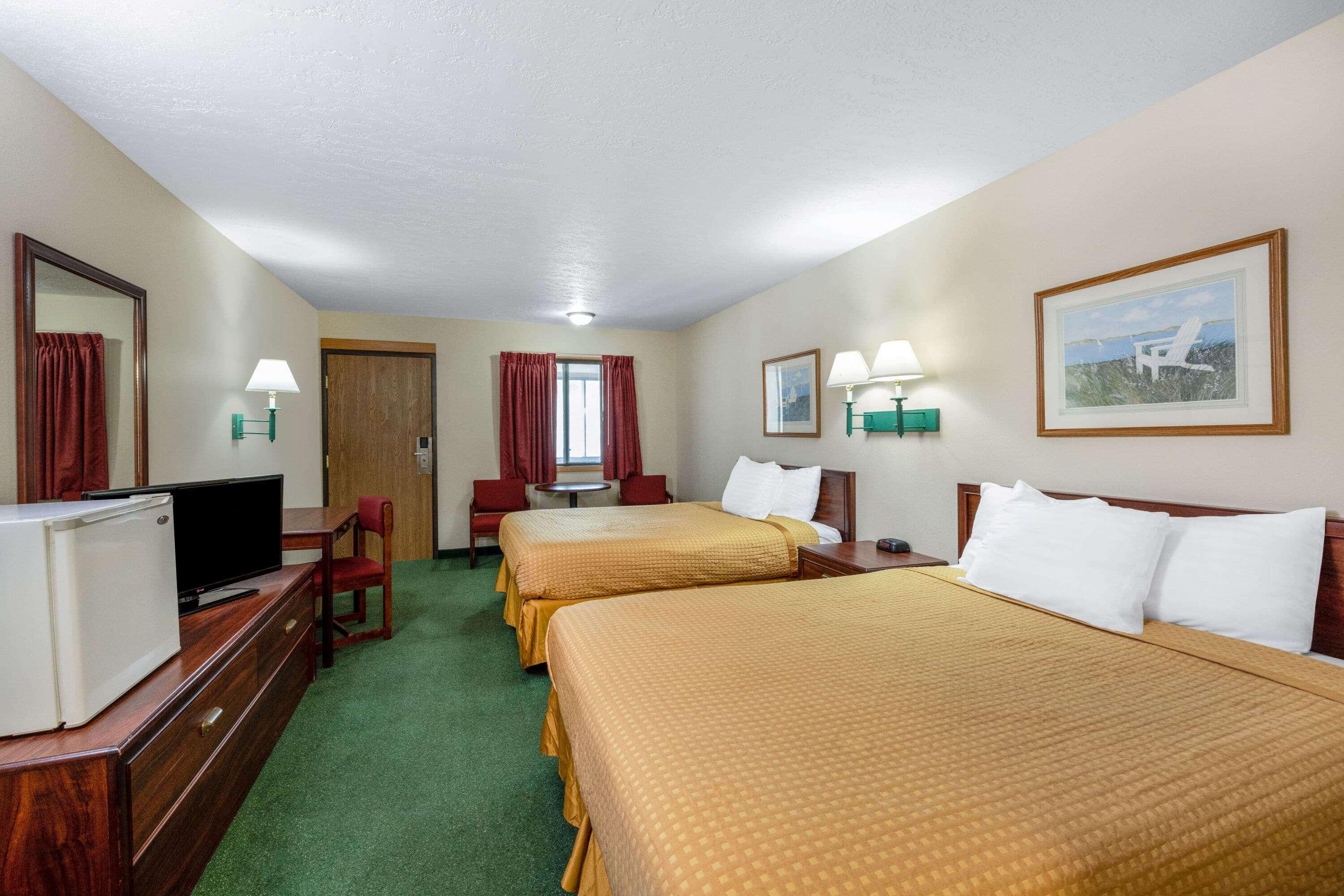 Travelodge By Wyndham Spirit Lake/Okoboji Exterior photo