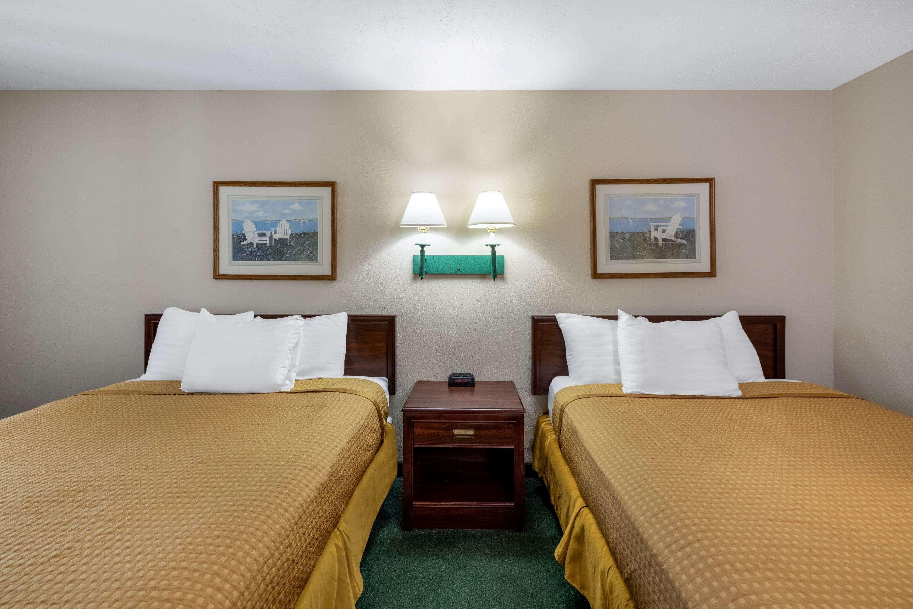 Travelodge By Wyndham Spirit Lake/Okoboji Exterior photo