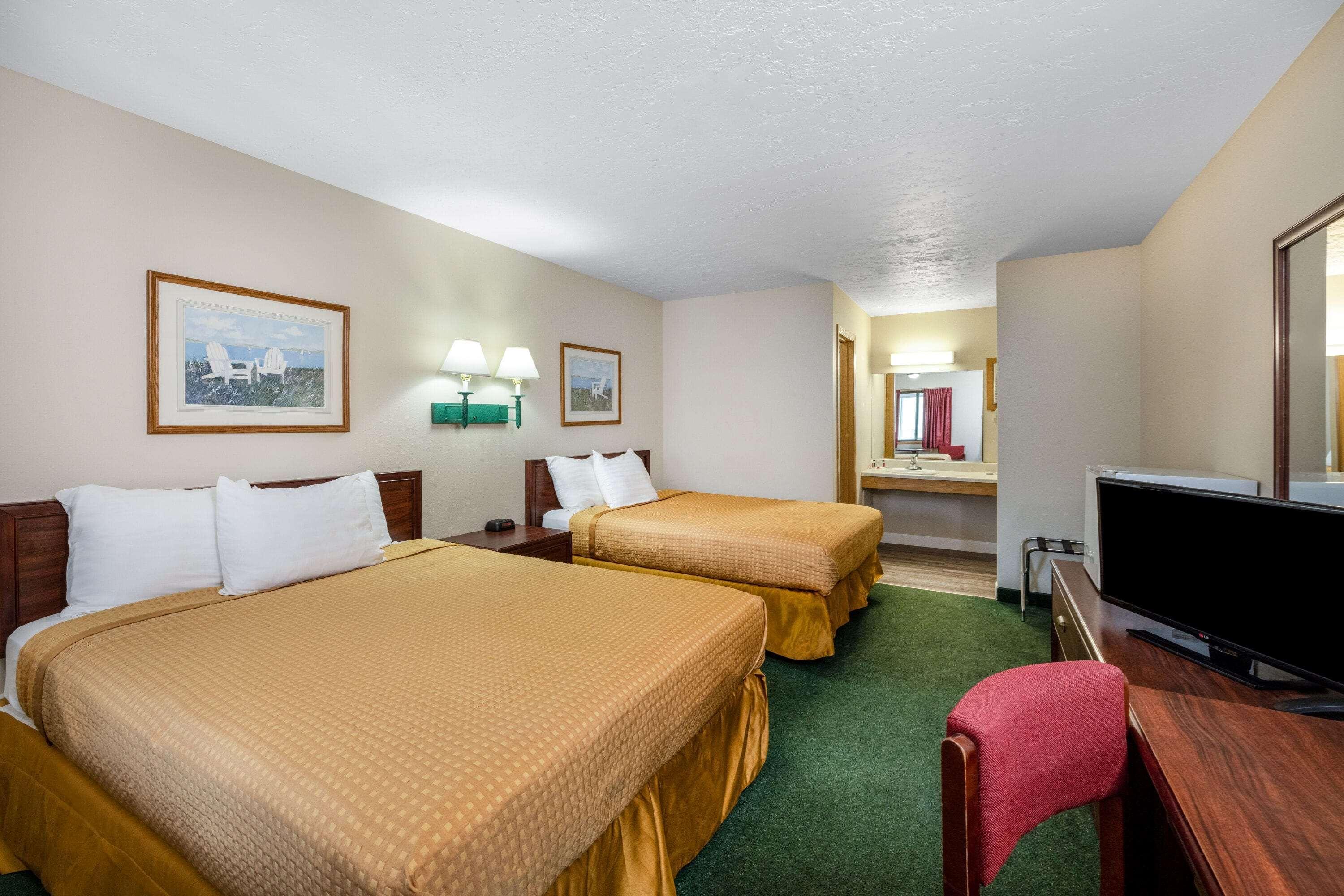 Travelodge By Wyndham Spirit Lake/Okoboji Exterior photo