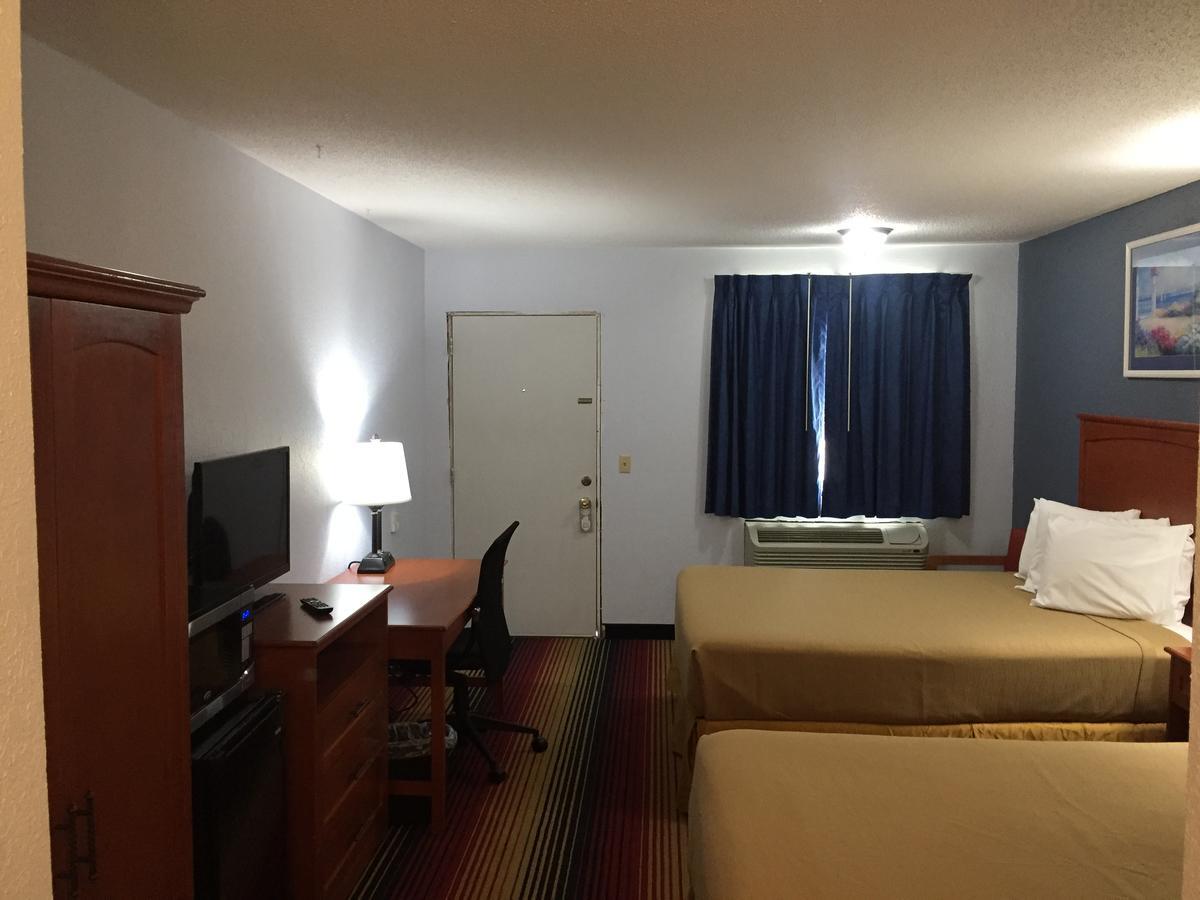 Travelodge By Wyndham Spirit Lake/Okoboji Exterior photo